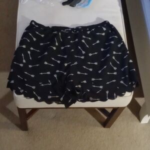 E by Eloise Black and White arrow print shorts with scalloped edges size medium